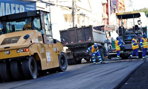 VR: Prefeitura leva novo asfalto para mais uma via do bairro Aterrado 
